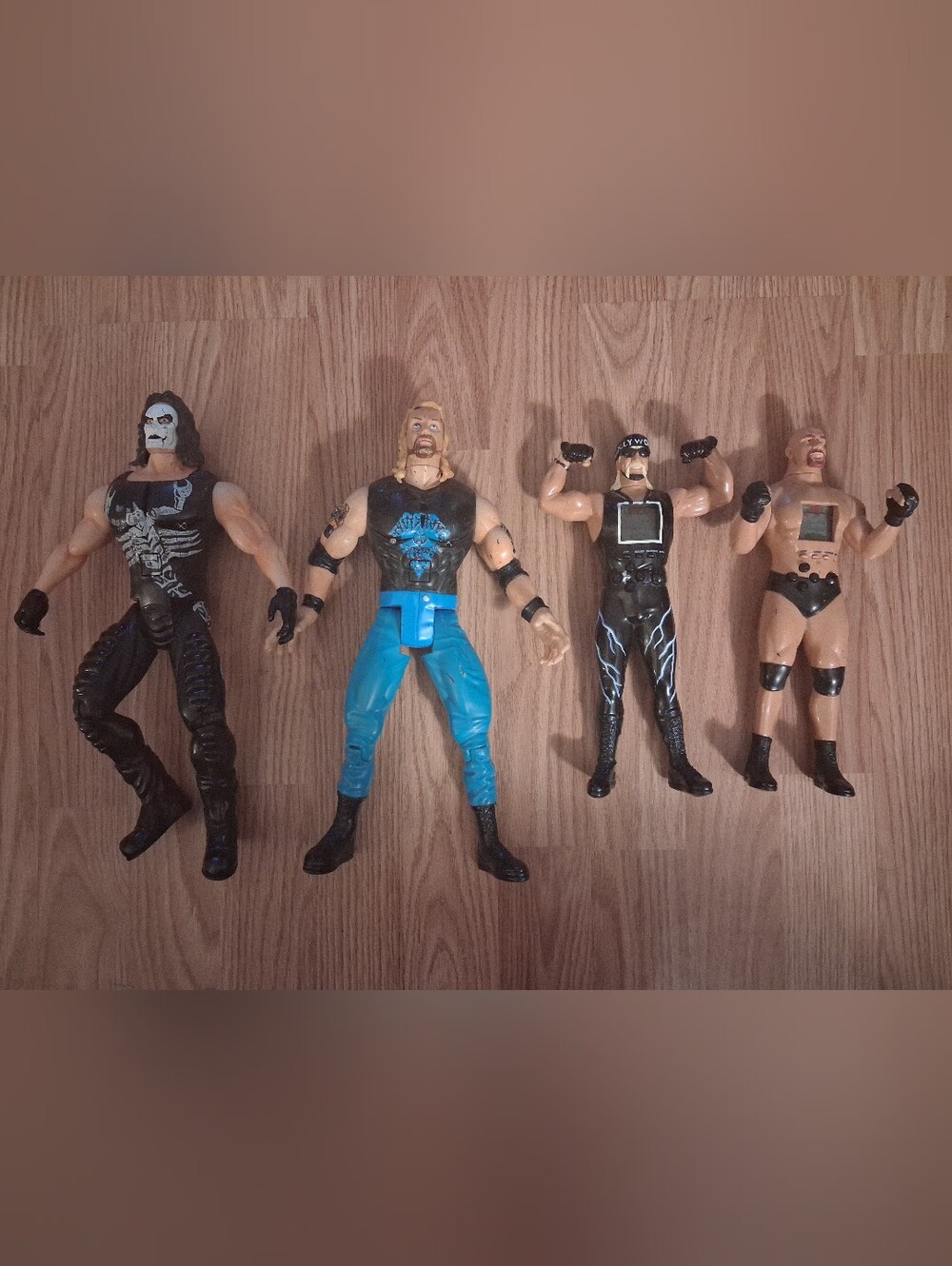 VINTAGE 1999 Lot of 4 WCW wrestling action figures.